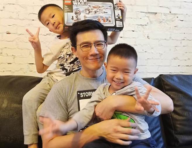 蒋伟文的两个儿子亲自为卡通配音。（艾迪升传播提供）