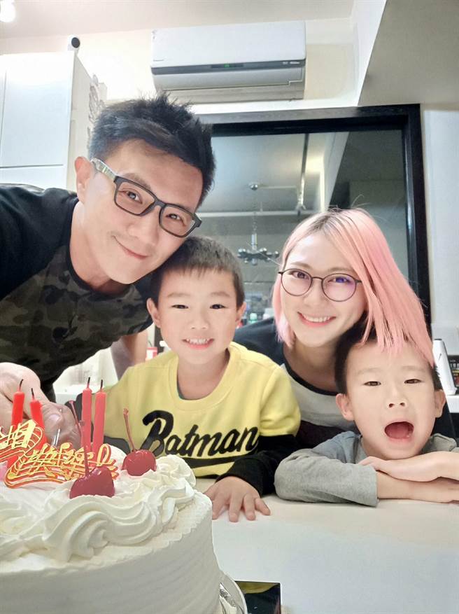 蒋伟文(左)全家动员投入卡通配音。（艾迪升传播提供）