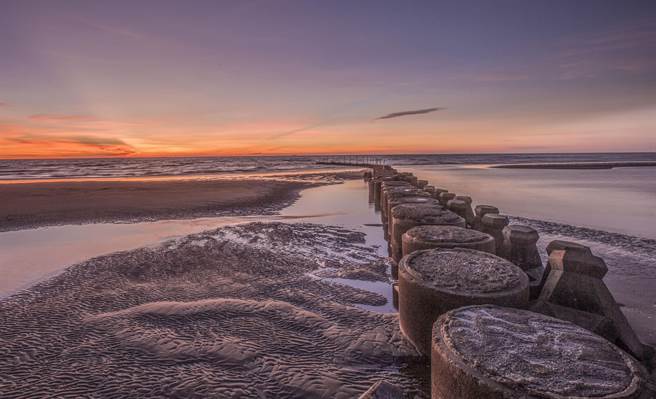 凤坑渔港退潮时，落日余晖美景。（罗浚滨摄）