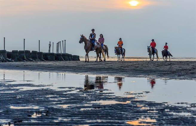 凤坑渔港退潮时，常见喜爱骑马的民眾，在沙滩上练骑奔驰。（罗浚滨摄）