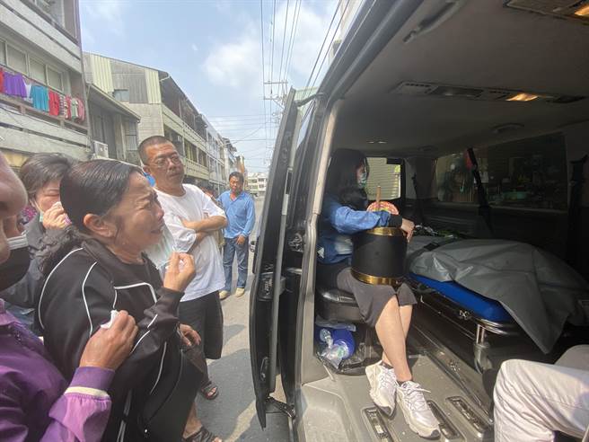 蔡女阿嬷哭断肠。（曹婷婷摄）