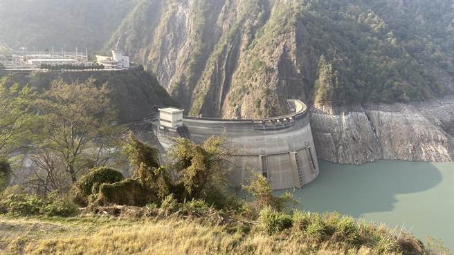 德基水库水位持续探底，大台中水情将转为红灯，并实施「供5停2」因应。（王文吉摄）