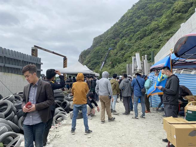 现场媒体得知后，纷纷将摄影机转向，自律配合家属要求。（罗亦晽摄）