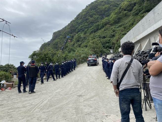 现场媒体得知后，纷纷将摄影机转向，自律配合家属要求。（罗亦晽摄）