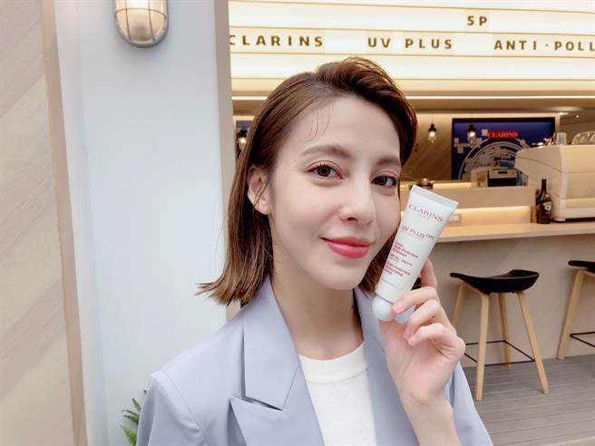 春夏的妆前乳不但要能修饰肤色，最好还要拥有足够的防晒系数，图中MODEL示范使用克兰诗5P防御UV水凝乳。（邱映慈摄）