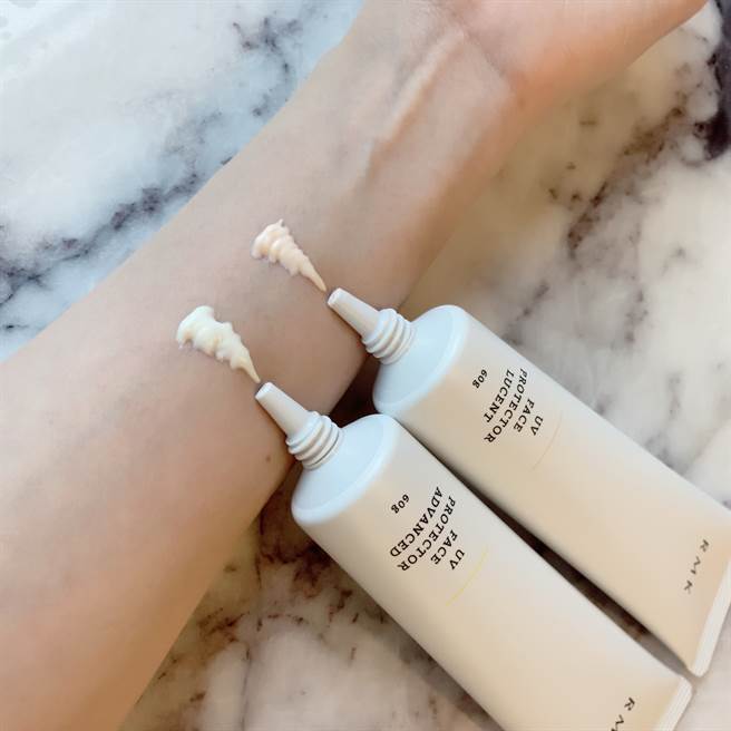 高效保湿型挤出呈现乳白色，透光匀色型挤出呈现粉色。（邱映慈摄）