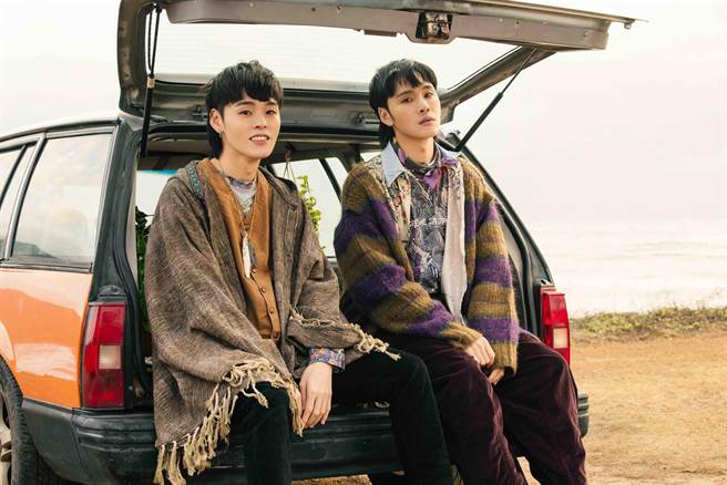 展荣展瑞日前赴垦丁拍摄〈夏夜晚风〉MV。（华纳提供）