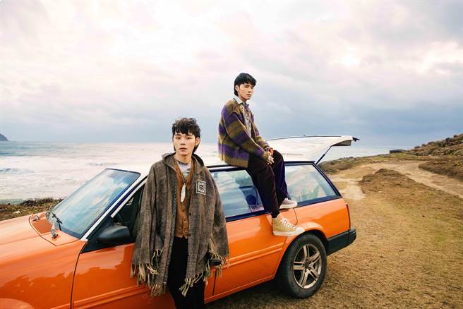 展荣展瑞日前赴垦丁拍摄〈夏夜晚风〉MV。（华纳提供）