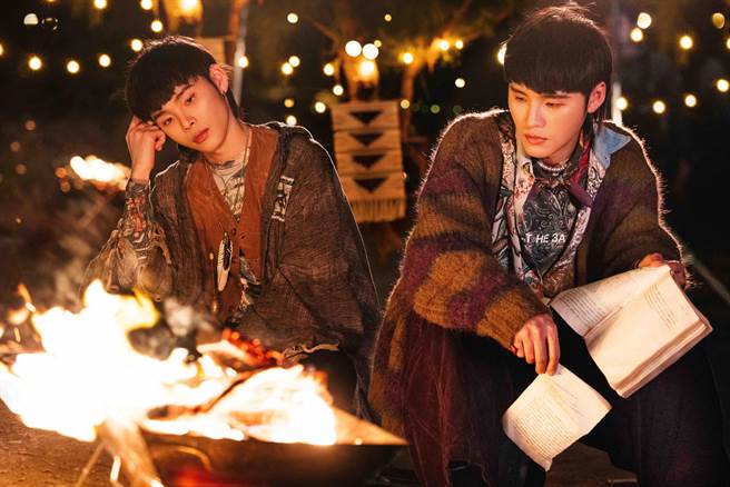 展荣展瑞日前赴垦丁拍摄〈夏夜晚风〉MV。（华纳提供）