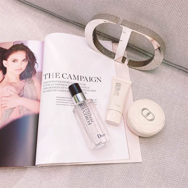 超完美持久饰底乳能让后续底妆更加完美贴肤，搭配新品超完美持久气垫蜜粉、超完美持久定妆喷雾，轻松打造精致无瑕的妆容。（邱映慈摄）