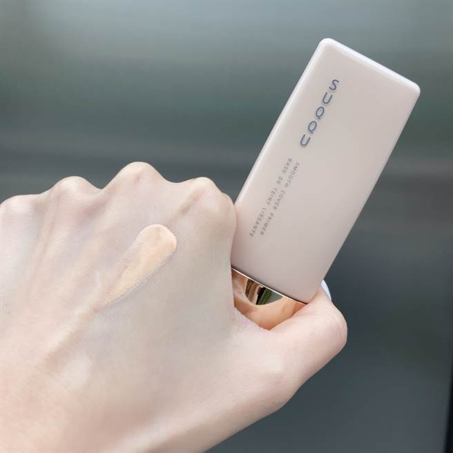 晶采柔肌妆前乳能修饰肌肤粗糙和凹凸部分，形成一层饱满光泽的表面。（邱映慈摄）