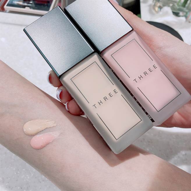 柔光极致晶透乳霜挤出呈现粉色霜状。（邱映慈摄）