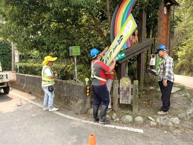 苗栗县环保局日前执行违规广告大执法，在三义乡苗130线道、苗49线道拆除违规广告等物品。（苗栗县政府提供／谢明俊苗栗传真）