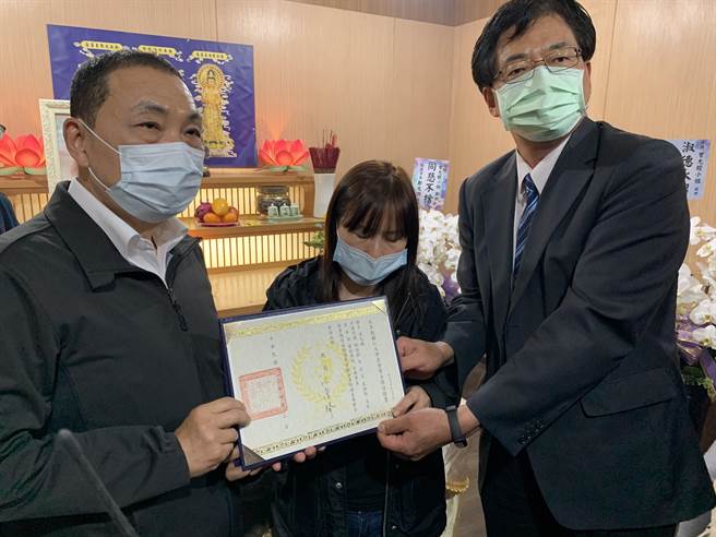 太鲁阁亡者辅大曾允鑀来不及拿到的毕业证书 侯友宜亲颁。（叶德正摄）