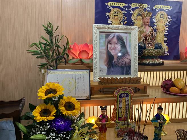 这张来不及拿到的毕业证书，就放在曾允鑀灵堂前。（叶德正摄）