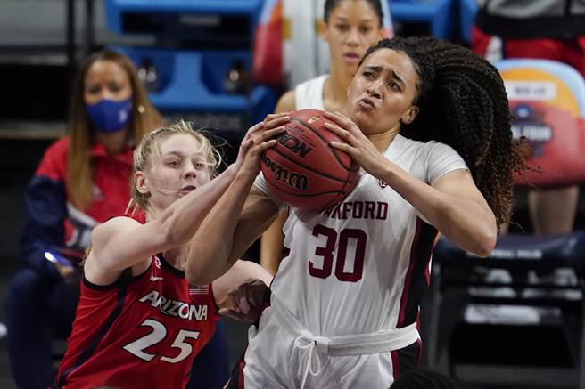 NCAA女籃本季4強最傑出球員瓊絲（右），出色球技獲肯定。（美聯社）