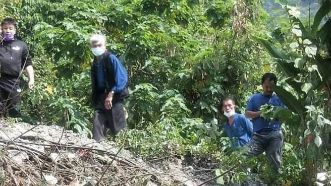 网友PO出照片显示，事故时站在边坡上含李义祥至少有4人，交通部证实，其中一人是联合大地工程劳安人员。（图／翻摄自PTT）