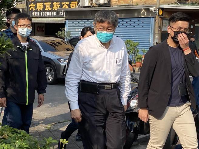 台北市長柯文哲今到殯儀館弔唁不幸罹難的職業軍人劉詠綺，神情相當哀傷。（游念育攝）