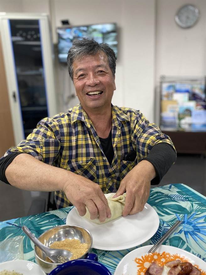 家住福隆漁港旁的詹資東嘗試將貢寮鮑與傳統潤餅做結合，開發出美味又有特色的貢寮鮑潤餅。（新北市漁業處提供／葉書宏新北傳真）