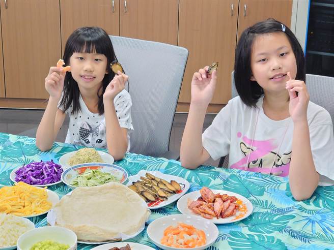 家住福隆漁港旁的詹資東嘗試將貢寮鮑與傳統潤餅做結合，開發出美味又有特色的貢寮鮑潤餅。（新北市漁業處提供／葉書宏新北傳真）