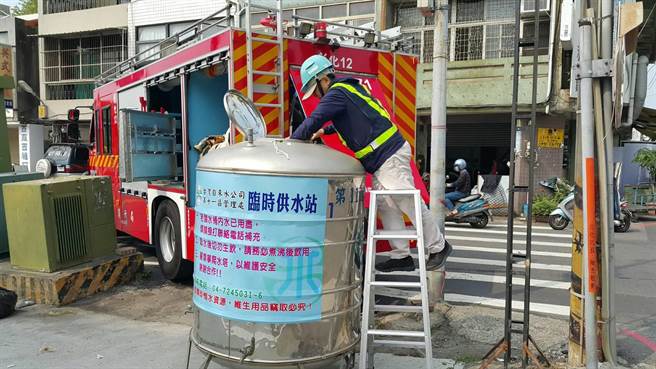彰化市、和美鎮與花壇鄉部分村里明起將停水48小時，台水第11區處在限水區設置50個供水站，今天起出動水車不間斷巡迴加水，讓民眾取水，提早儲水備用。（台水第11區處提供／謝瓊雲彰化傳真）