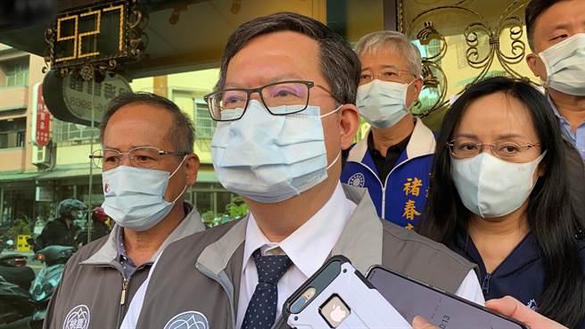 桃園市長鄭文燦5日赴4歲陳小妹靈堂致意，透露2歲陳小弟第一次搭火車就發生憾事，不敢搭火車。(蔡依珍攝)