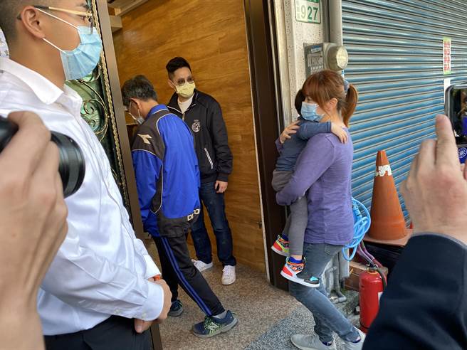 2歲陳小弟第一次搭火車就發生憾事，家人不捨一直抱緊緊。(蔡依珍攝)