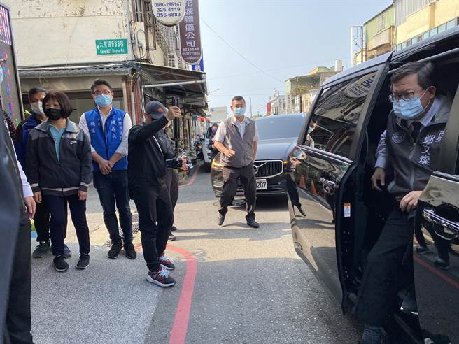 桃園市長鄭文燦5日赴4歲陳小妹靈堂致意。(蔡依珍攝)