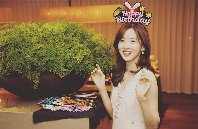 章泽天2009年因穿制服手拿奶茶照而爆红，她还被网封为「奶茶妹妹」（图／取材自章泽天Instagram）