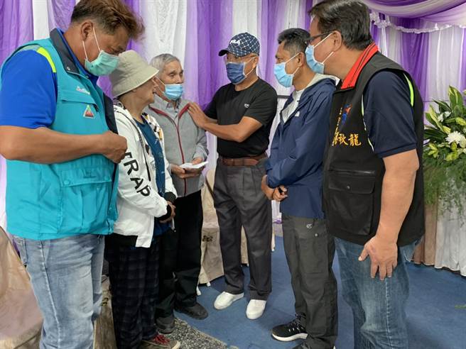 中华田协委请花东办事处主任林清光今天前往张恩翔与张恩昀罹难兄妹家中慰问，并且致赠10万元慰问金。(中华田协提供)