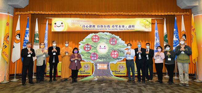 手比良心手势，呼吁全民一起良心灌溉，有你有我，希望未来