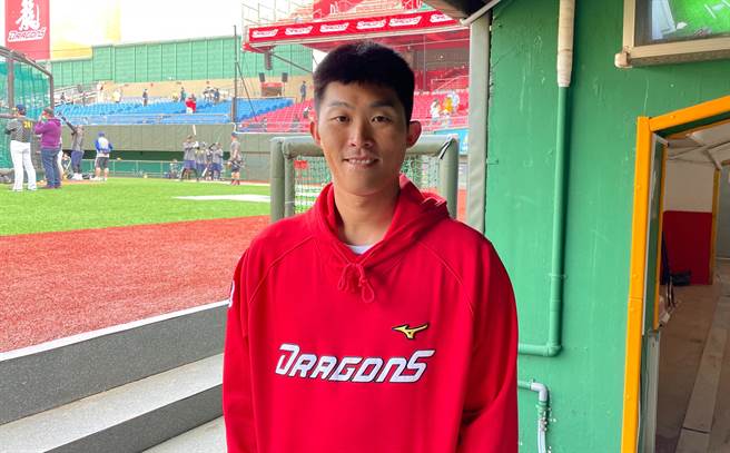 味全龙刘家恺首度以投手身分升上一军。（毛琬婷摄）