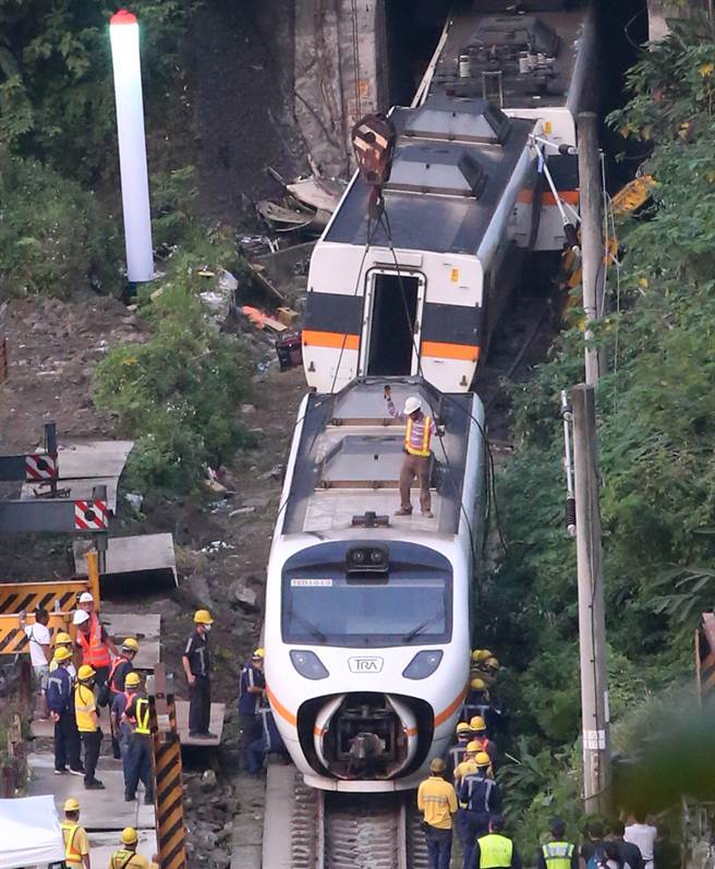 台鐵太魯閣號發生出軌重大意外，3日清晨吊車等大型機具到現場拖出車廂，進行搶通作業，不過從照片中可見，進行吊掛作業的工人未繫防墜繩，一旁還有人並未戴上安全帽，安全堪慮。（資料照/趙雙傑攝）