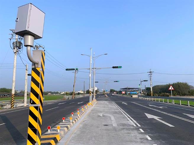 彰化152线县道溪林路全线于去年3月底完成拓宽工程，全线通车后，东西双向各有2个车道、1个机慢车道。县警局交通队在16K处加装固定式测速照相杆，6日正式开拍取缔超速违规。（彰化县警察局提供／谢琼云彰化传真）