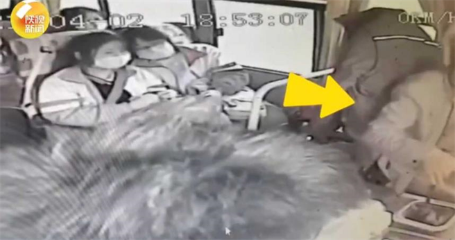 校車司機開車時突然覺得身體不適，想盡辦法停好車後就昏迷了。（圖／翻攝自網易新聞）