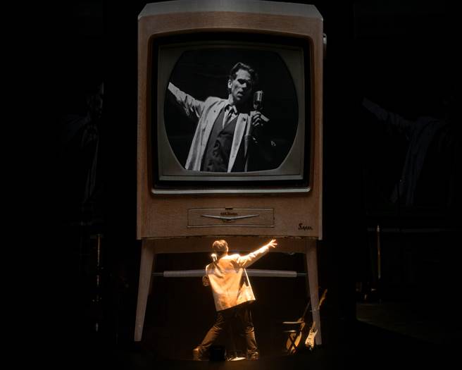 在100分鐘裡飾演100個角色，從兔寶寶、邱吉爾到演到巴布．狄倫，加拿大劇場人瑞克．米勒來台演出獨腳戲《爆發年代》。（台中國家歌劇院提供）