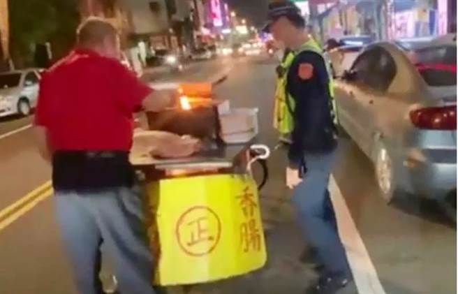 男骑香肠车突喷熊熊火焰 路人吓傻：阿伯真的出事了(图/翻摄画面)