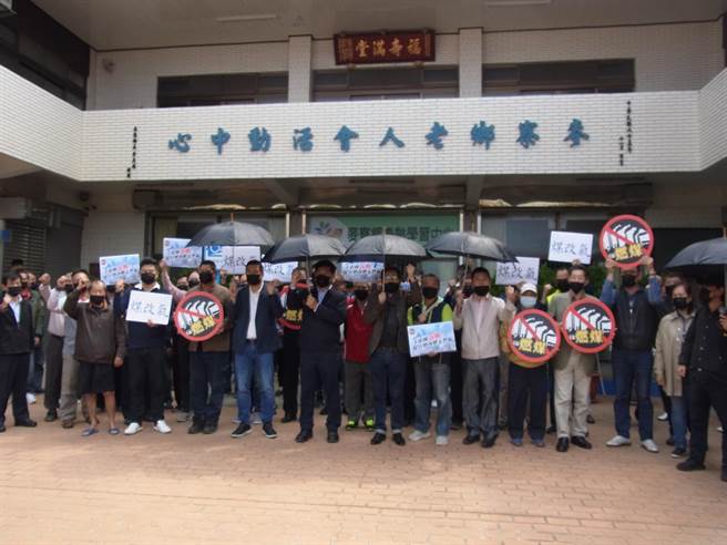 环保团体与学者在云林县麦寮乡发起「土炭换瓦斯，促台塑改燃天然气」连署活动，诉求打造无煤家园。（张朝欣摄）