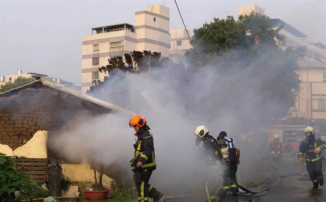 台中市南屯區一棟磚造結構的三合院古厝，5日傍晚5時許，突然冒出無名火。（民眾提供）