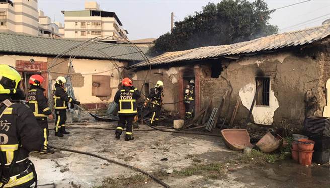 火勢在約20分鐘內即撲滅，幸無人員受傷，但屋內物品已付之一炬。（民眾提供）