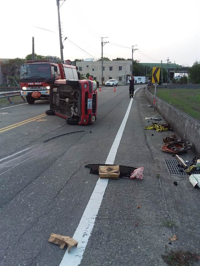 苑裡鎮苗47縣道、社柑3路口，5日傍晚再傳車禍，紅色轎車被撞翻覆，造成車上母子3人受傷。（讀者提供／謝明俊苗栗傳真）
