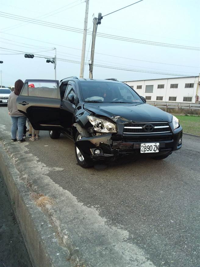 苑裡鎮苗47縣道、社柑3路口，5日傍晚再傳車禍，黑色轎車與紅色轎車發生車禍，造成紅色轎車上母子3人受傷。（讀者提供／謝明俊苗栗傳真）