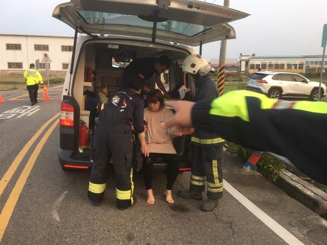 苑裡鎮苗47縣道、社柑3路口，5日傍晚再傳車禍，紅色轎車被撞翻覆，造成車上母子3人受傷送醫。（讀者提供／謝明俊苗栗傳真）