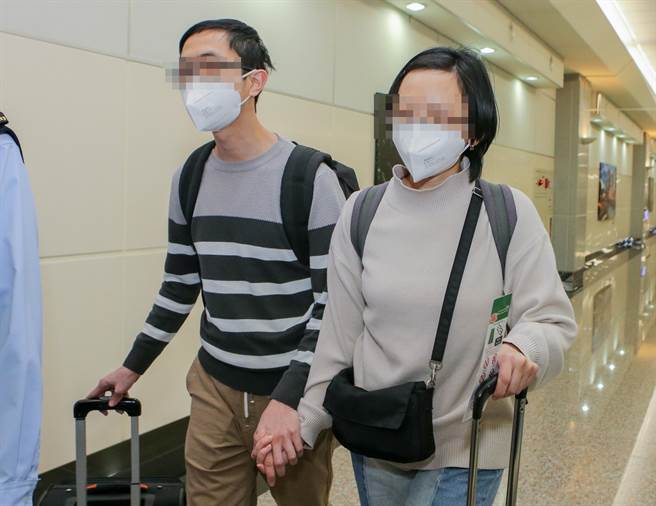 因双亲在太鲁阁列车事故罹难，旅居海外的黄先生带着妻子回台奔丧，2人下机后，面色凝重、不发一语。（陈麒全摄）