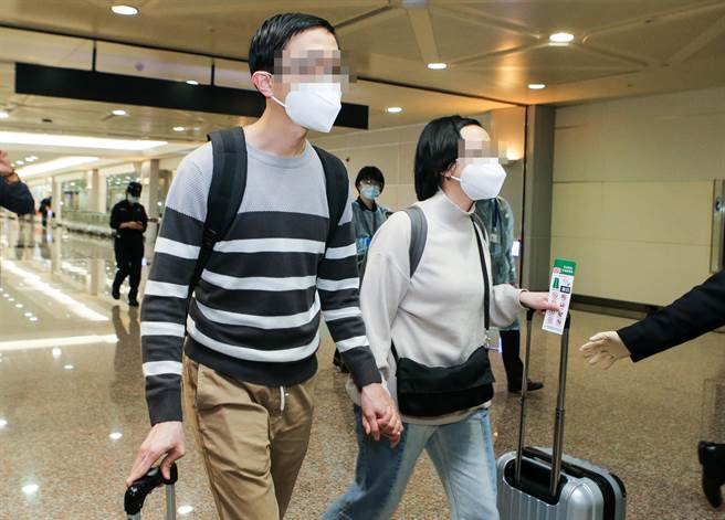 因双亲在太鲁阁列车事故罹难，旅居海外的黄先生带着妻子回台奔丧，2人下机后，面色凝重、不发一语。（陈麒全摄）