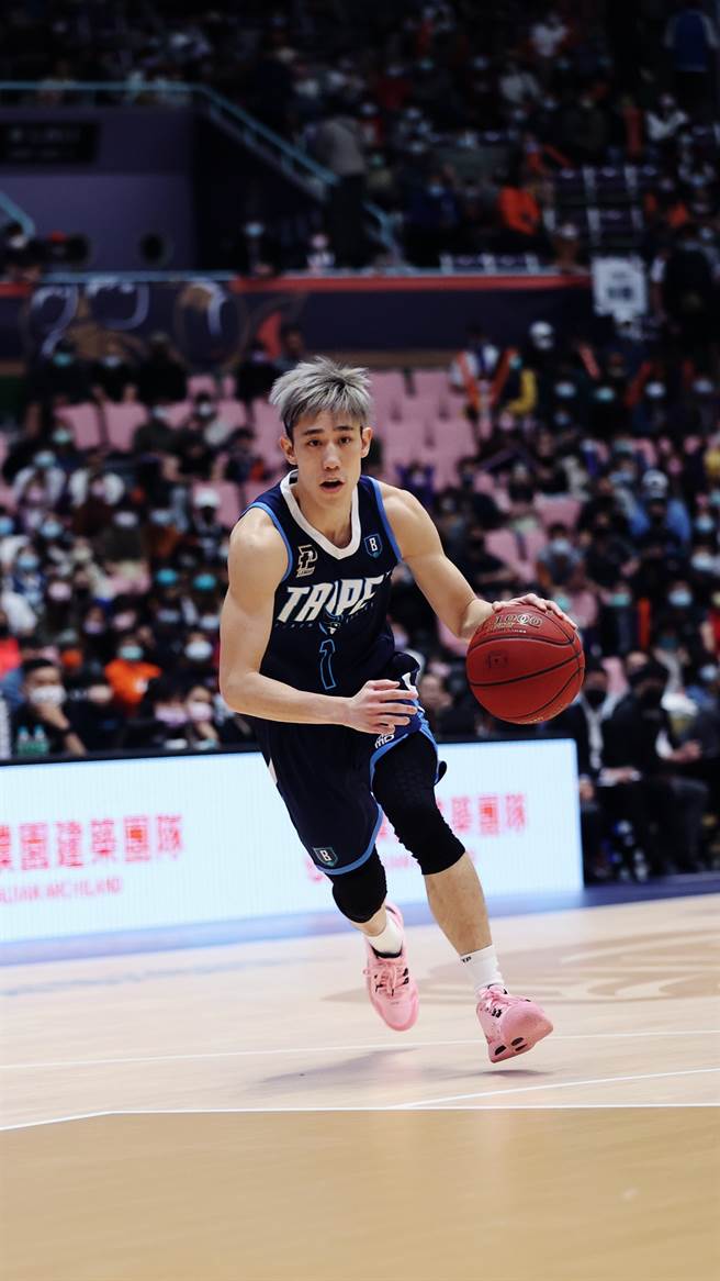 台北富邦今天在桃園以110比100擊敗領航猿，林書豪弟弟林書緯13分、4抄截。(台北富邦提供)