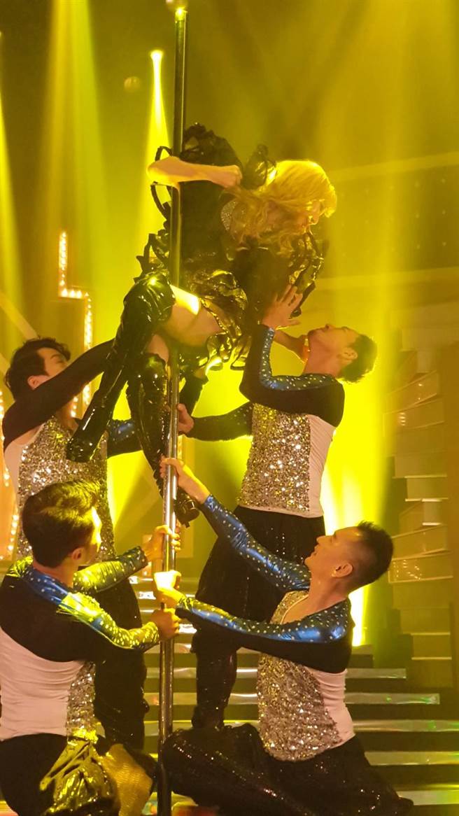 嬛嬛日前拍摄新歌〈痴心跳曼波〉MV。（音圆唱片提供）