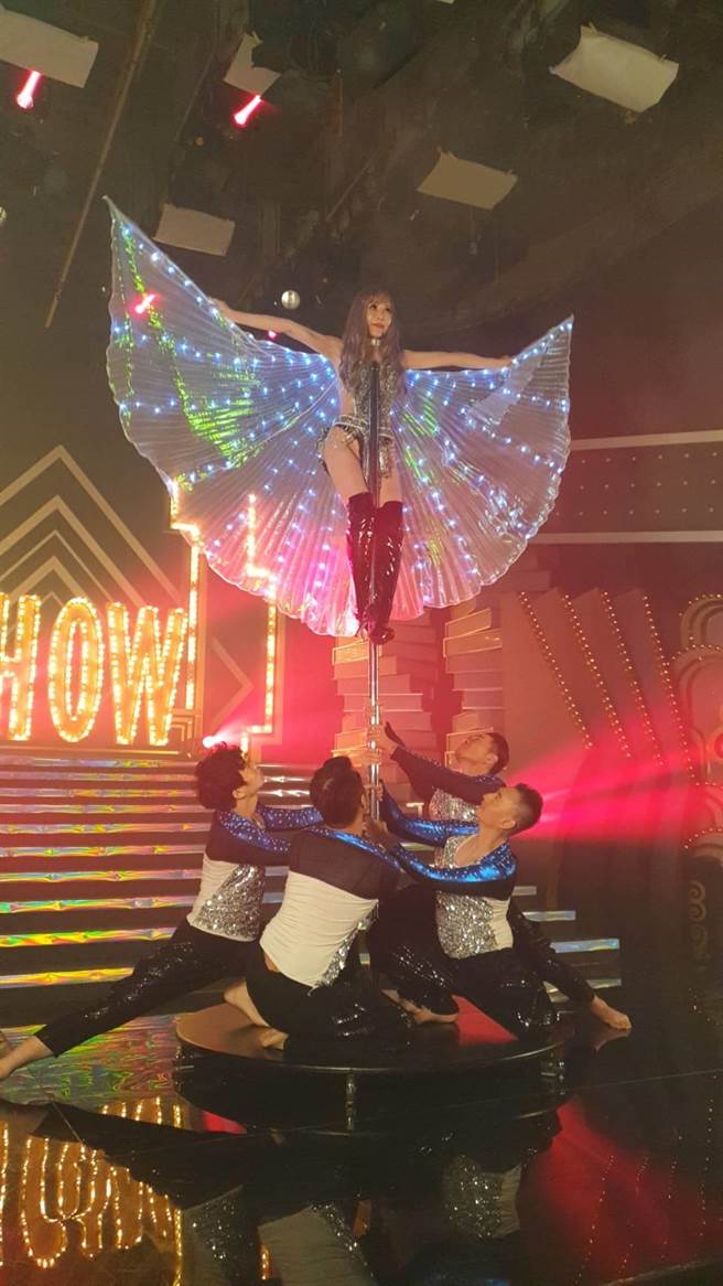 嬛嬛日前拍摄新歌〈痴心跳曼波〉MV。（音圆唱片提供）