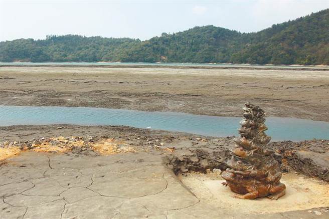今年逢苦旱，日月潭水位持续下降，不但九蛙迭像早现身，南投伊达邵地区再传出连自来水混浊。（资料照片）