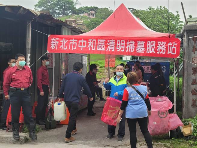 新北市消防局为避免民眾因焚烧纸钱、杂草，不慎发生火灾，不但强化公墓驻点警戒，也呼吁民眾清明扫墓时「4不2记得」。（第七大队提供）